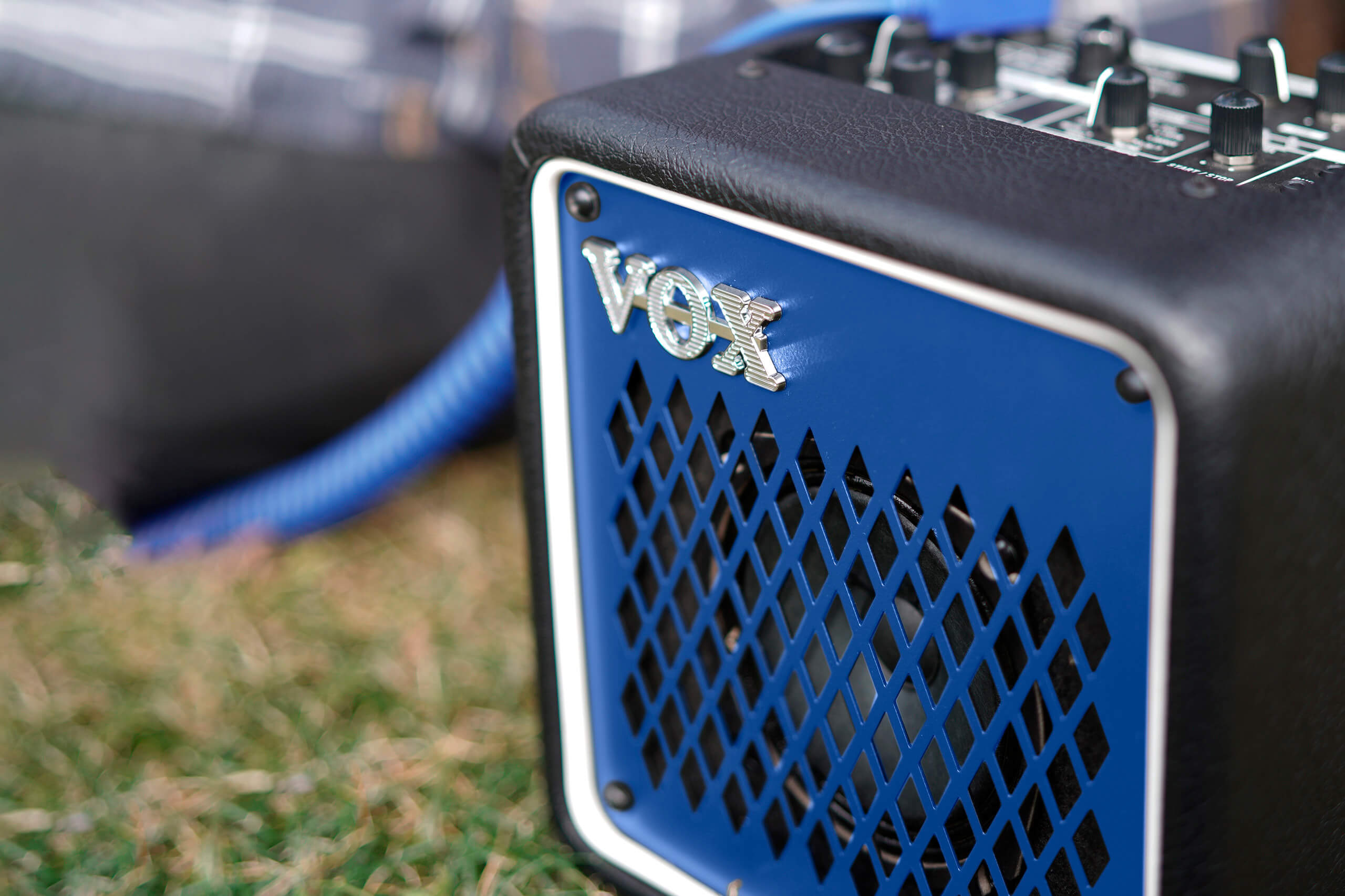 Vox mini go 10 iron blue on the grass ground
